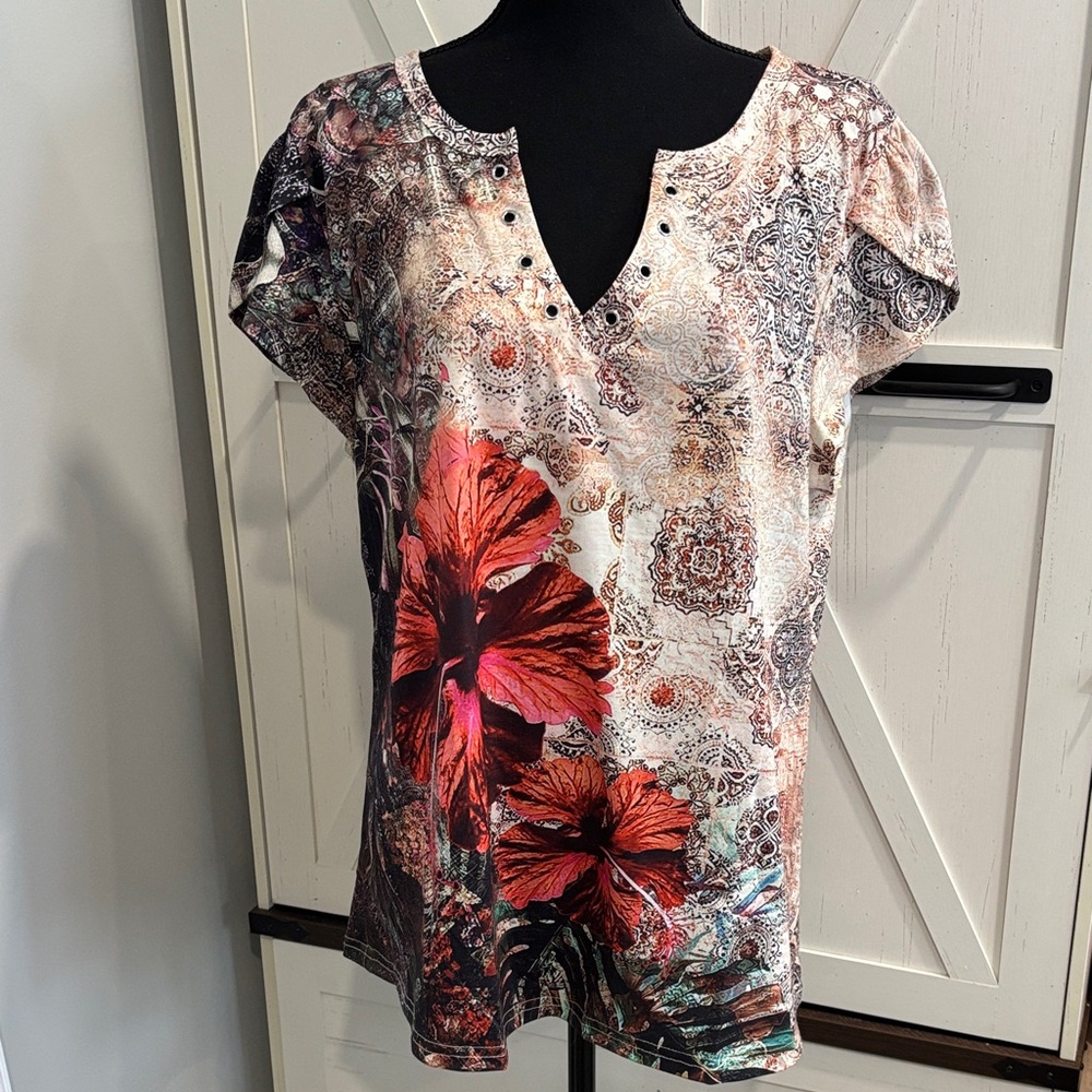 V-Neck Short Sleeve Top Floral design with split sleeve size XL